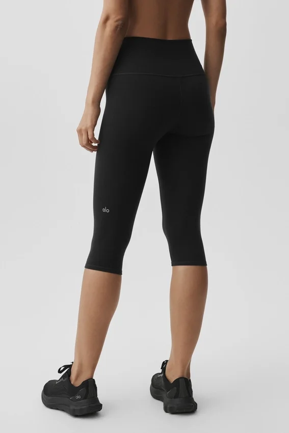 High-Waist Airbrush capri de 16" con efecto Airbrush - Negro