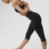 High-Waist Airbrush capri de 16" con efecto Airbrush - Negro