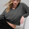 Jerséu corto de lana y cachemira con cuello en V de la colección New Class - Gris platino