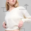 Jerséu corto de lana y cachemira con cuello en V de la nueva colección — Marfil