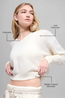 Jerséu corto de lana y cachemira con cuello en V de la nueva colección — Marfil
