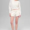 Jerséu corto de lana y cachemira con cuello en V de la nueva colección — Marfil