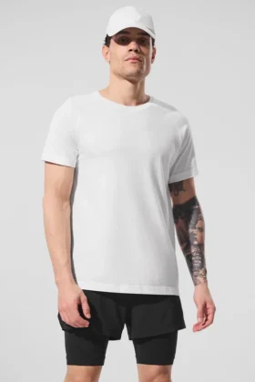 La camiseta de cuello redondo Triumph | Camisetas de tirantes y camisetas de yoga para hombre
