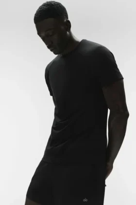 La camiseta de cuello redondo Triumph | Camisetas de tirantes y camisetas de yoga para hombre