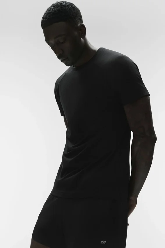 La camiseta de cuello redondo Triumph | Camisetas de tirantes y camisetas de yoga para hombre