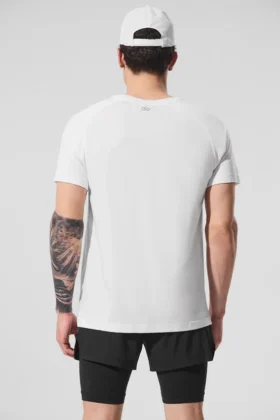 La camiseta de cuello redondo Triumph | Camisetas de tirantes y camisetas de yoga para hombre
