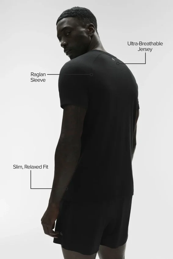 La camiseta de cuello redondo Triumph | Camisetas de tirantes y camisetas de yoga para hombre