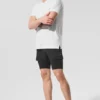 La camiseta de cuello redondo Triumph | Camisetas de tirantes y camisetas de yoga para hombre