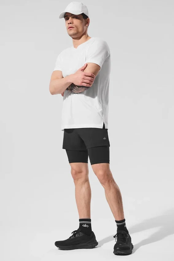 La camiseta de cuello redondo Triumph | Camisetas de tirantes y camisetas de yoga para hombre