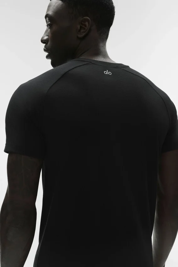 La camiseta de cuello redondo Triumph | Camisetas de tirantes y camisetas de yoga para hombre