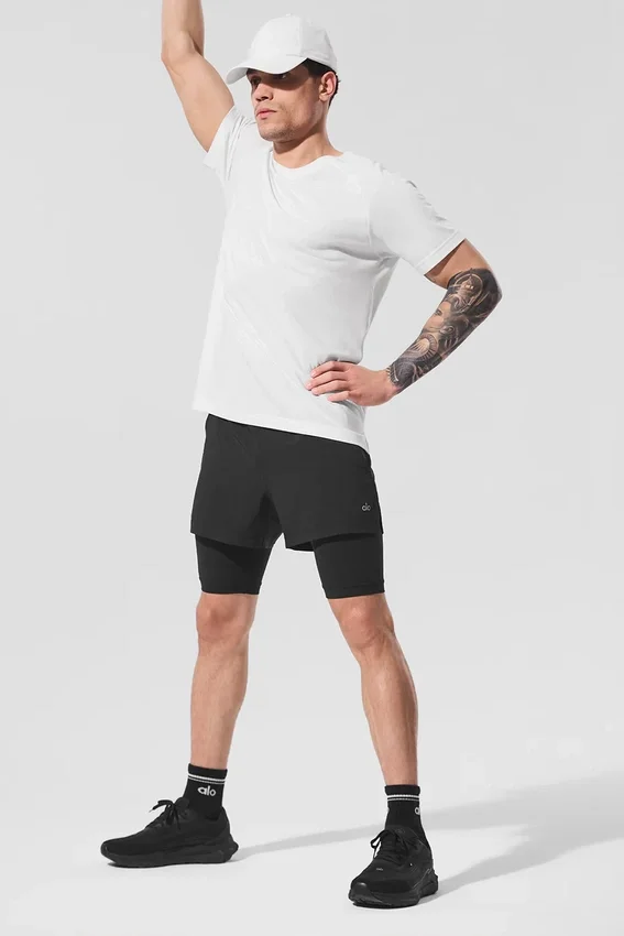La camiseta de cuello redondo Triumph | Camisetas de tirantes y camisetas de yoga para hombre