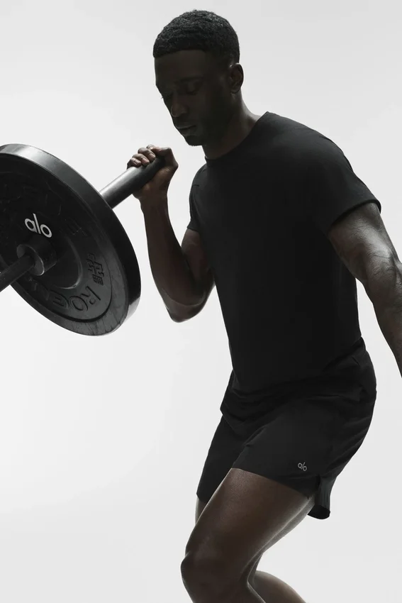 La camiseta de cuello redondo Triumph | Camisetas de tirantes y camisetas de yoga para hombre