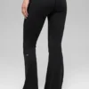 Leggings acampanados con cintura doblable Alo Softsculpt – Negro