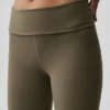 Leggings acampanados con doble vuelta Alo Softsculpt – Olive Tree