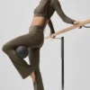 Leggings acampanados con doble vuelta Alo Softsculpt – Olive Tree
