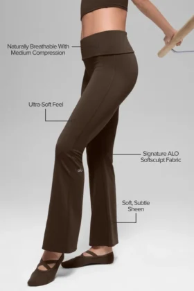 Leggings acampanados con doblez de 7/8 de Alo Softsculpt – Espresso
