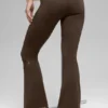 Leggings acampanados con doblez de 7/8 de Alo Softsculpt - Espresso