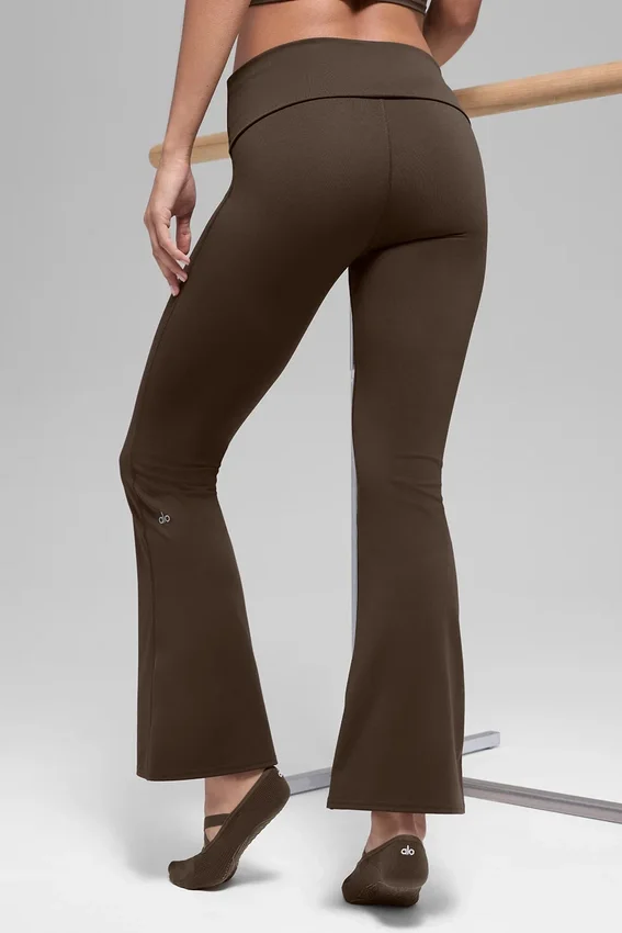 Leggings acampanados con doblez de 7/8 de Alo Softsculpt - Espresso