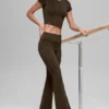 Leggings acampanados con doblez de 7/8 de Alo Softsculpt - Espresso