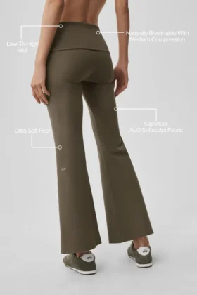 Leggings acampanados con doblez de 7/8 de Alo Softsculpt – Olive Tree