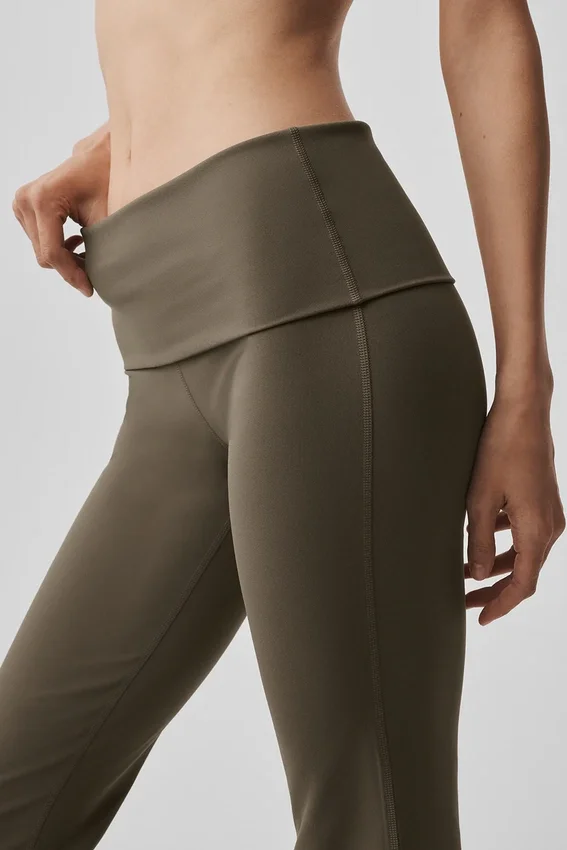 Leggings acampanados con doblez de 7/8 de Alo Softsculpt - Olive Tree