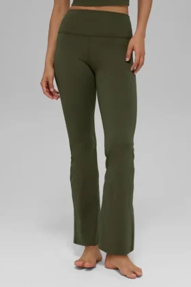 Leggings High-Waist y corte acampanado 7/8 Alo Softsculpt — Verde oliva
