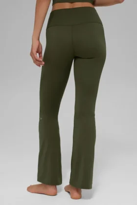 Leggings High-Waist y corte acampanado 7/8 Alo Softsculpt — Verde oliva