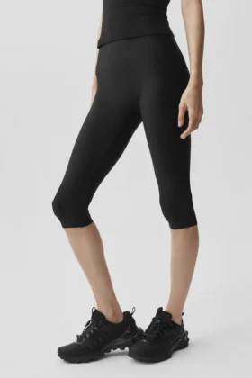 Pantalón capri de talle alto y corte elegante Airlift - Negro