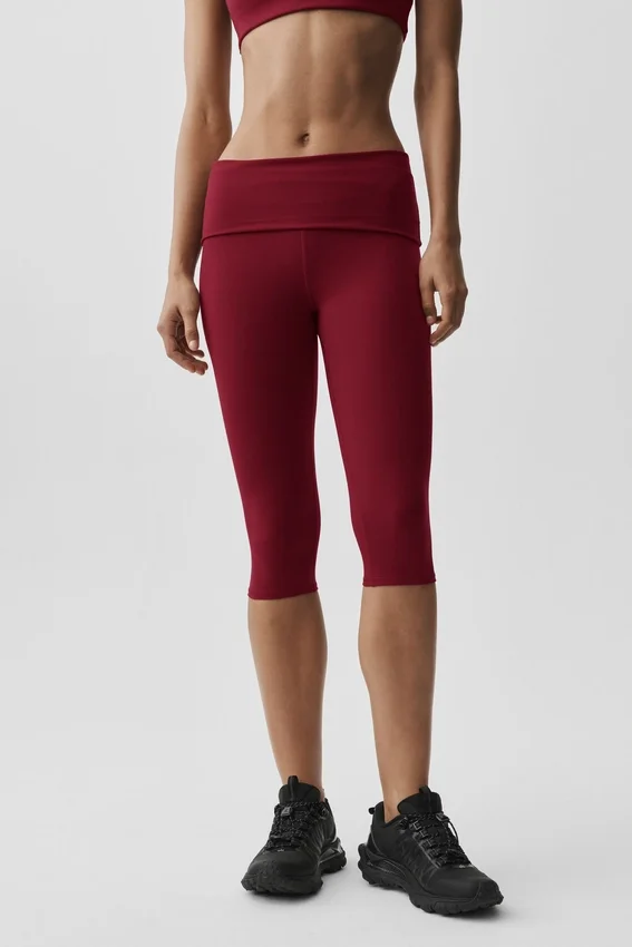 Pantalón capri de talle bajo con dobladillo Alo Softsculpt — Rojo Summer Romance
