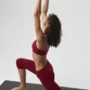 Pantalón capri de talle bajo con dobladillo Alo Softsculpt — Rojo Summer Romance