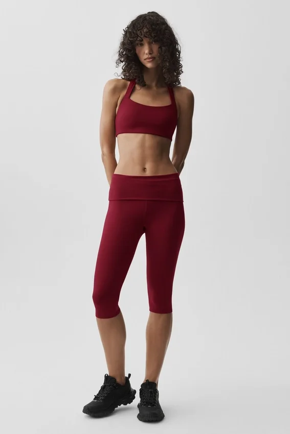 Pantalón capri de talle bajo con dobladillo Alo Softsculpt — Rojo Summer Romance