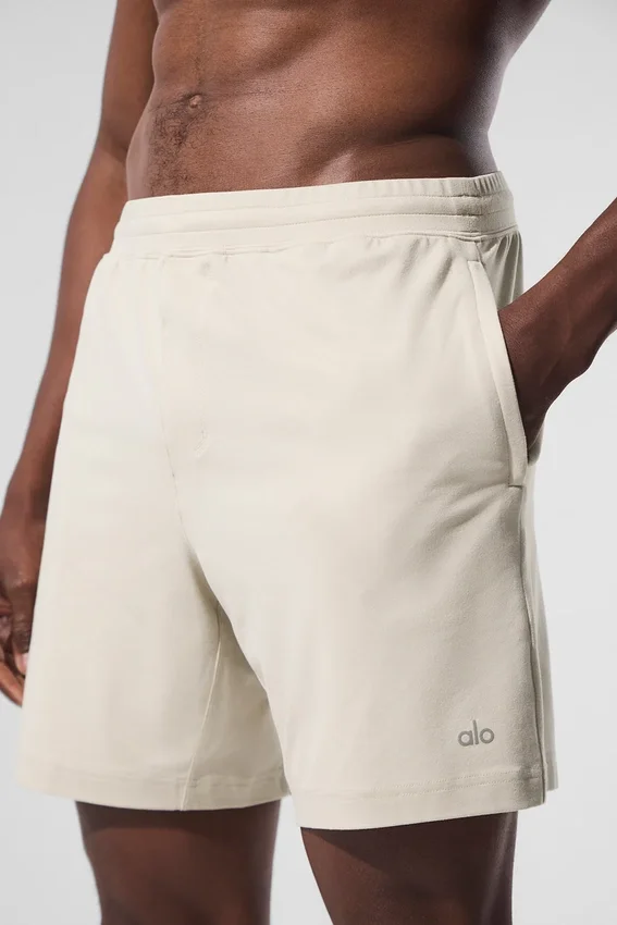 Pantalón corto Conquer React Performance de 7" - Color hueso
