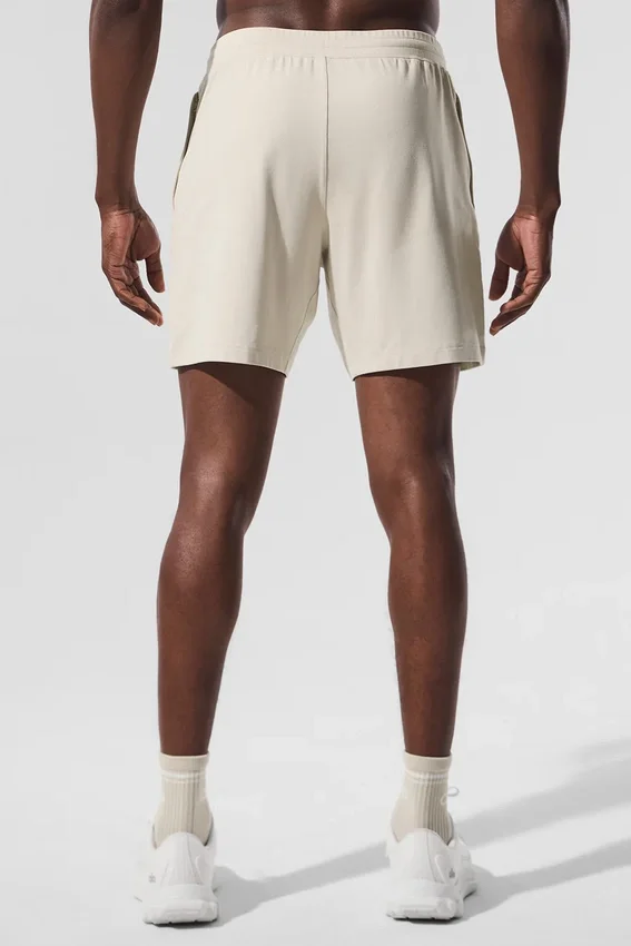 Pantalón corto Conquer React Performance de 7" - Color hueso