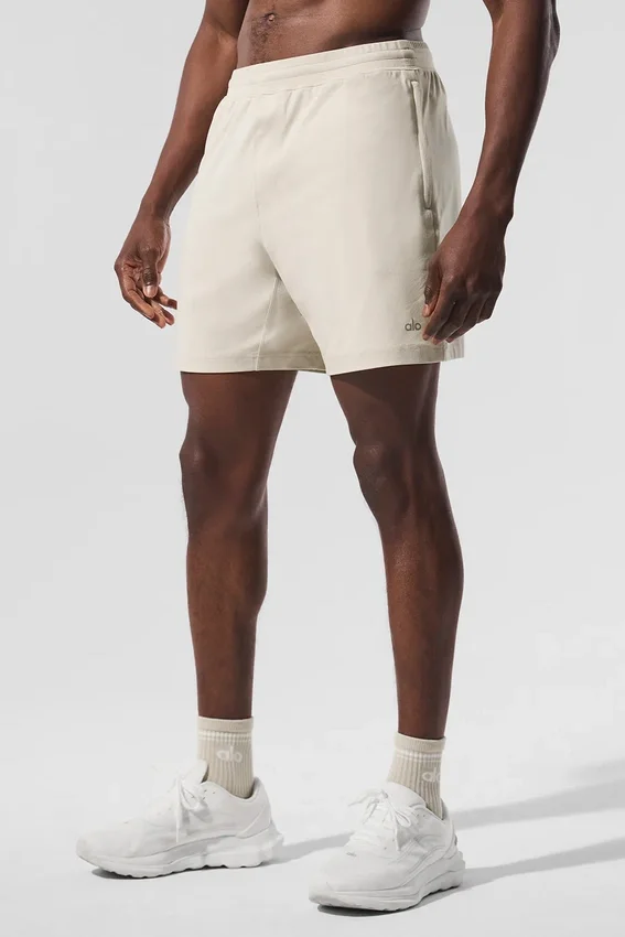 Pantalón corto Conquer React Performance de 7" - Color hueso