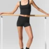 Pantalón corto de compresión de 3" Alo Softsculpt High-Waist — Negro
