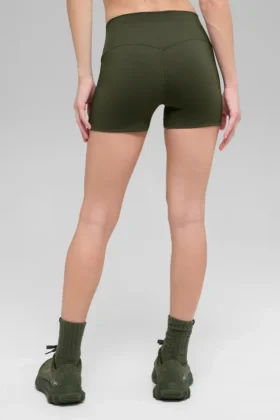 Pantalón corto de compresión High-Waist Alo Softsculpt de 3″ – Verde oliva