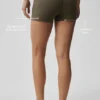 Pantalón corto de precisión High-Waist Alo Softsculpt de 3" — Verde olivo