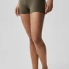 Pantalón corto de precisión High-Waist Alo Softsculpt de 3" — Verde olivo
