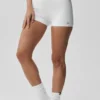 Pantalón corto de talle medio Alo Softsculpt de 2" - Blanco