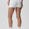 Pantalón corto de talle medio Alo Softsculpt de 2" - Blanco