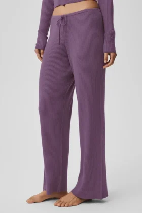 Pantalón de pierna ancha de talle medio con tejido de jersé — Plum Kiss