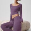 Pantalón de pierna ancha de talle medio con tejido de jersé — Plum Kiss