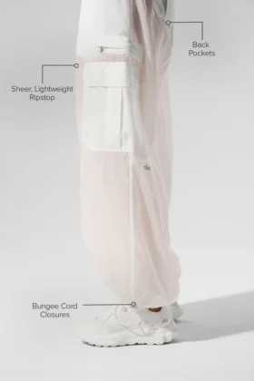 Pantalón jogger de pierna ancha Sheer Game Time – Blanco