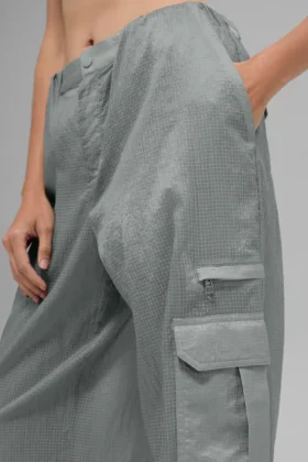 Pantalón jogger de pierna ancha Sheer Game Time – Gris lunar