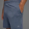 Pantalones cortos deportivos Conquer React de 7" - Piedra azul