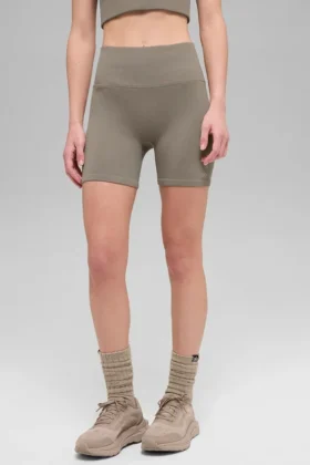 Pantalones cortos «Favorite» de 5″ sin costuras y con tejido acanalado – Cacao claro