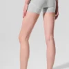 Pantalones cortos High-Waist Alosoft Heart Throb de 4” — Gris jaspeado deportivo/Blanco