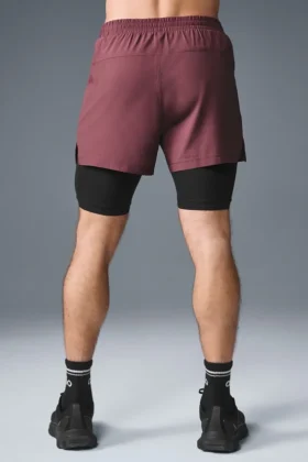 Pantalones cortos Revival 2 en 1 de 5″ – Burdeos trufado/Negro