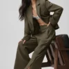 Pantalones Cosmopolitan de talle medio con botones a presión - Olive Tree