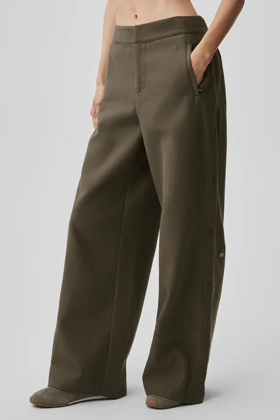 Pantalones Cosmopolitan de talle medio con botones a presión - Olive Tree